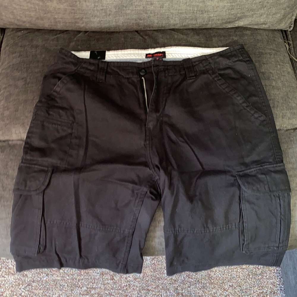 Men’s black cargo shorts